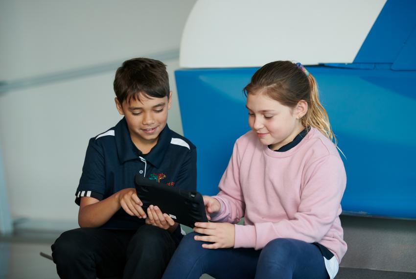 2 kids sitting side by side