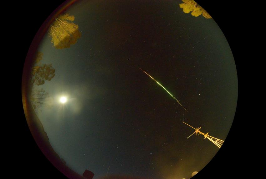 Fireball shooting through night sky caught on camera in Perenjori