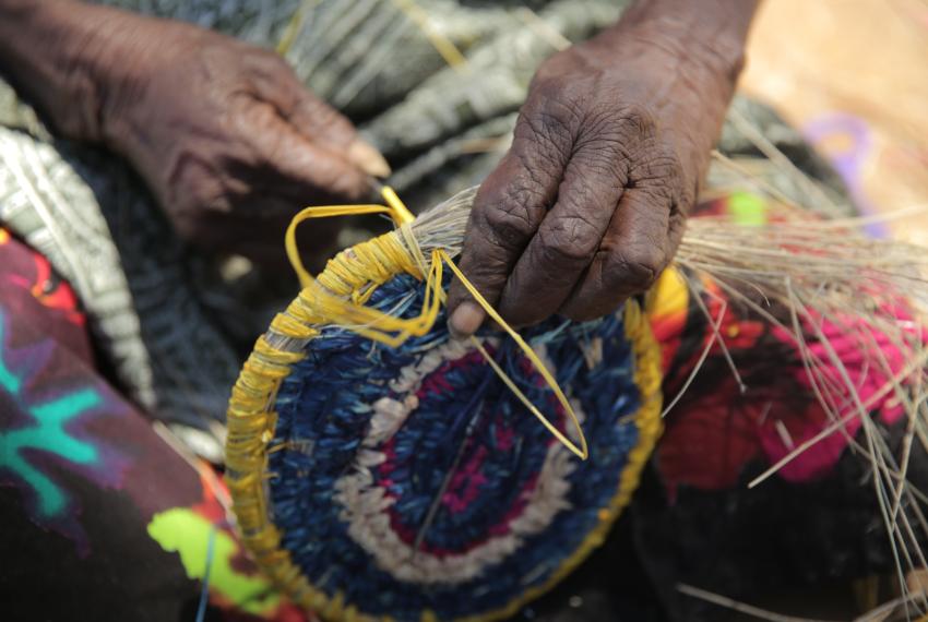 Tjawina Porter from Tjukurla (WA) 2014. Photo by Claire Freer © Tjanpi Desert Weavers NPY Women’s Council