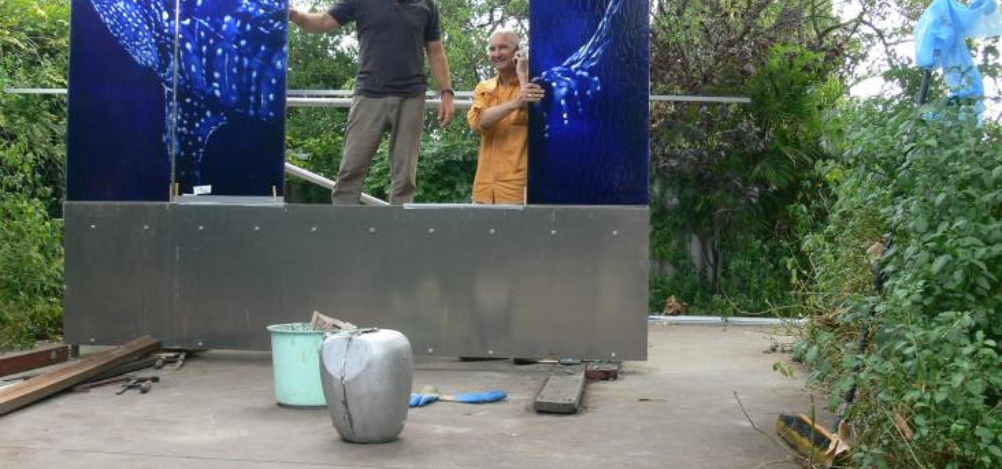 Building the sculpture "Transparent Sea"