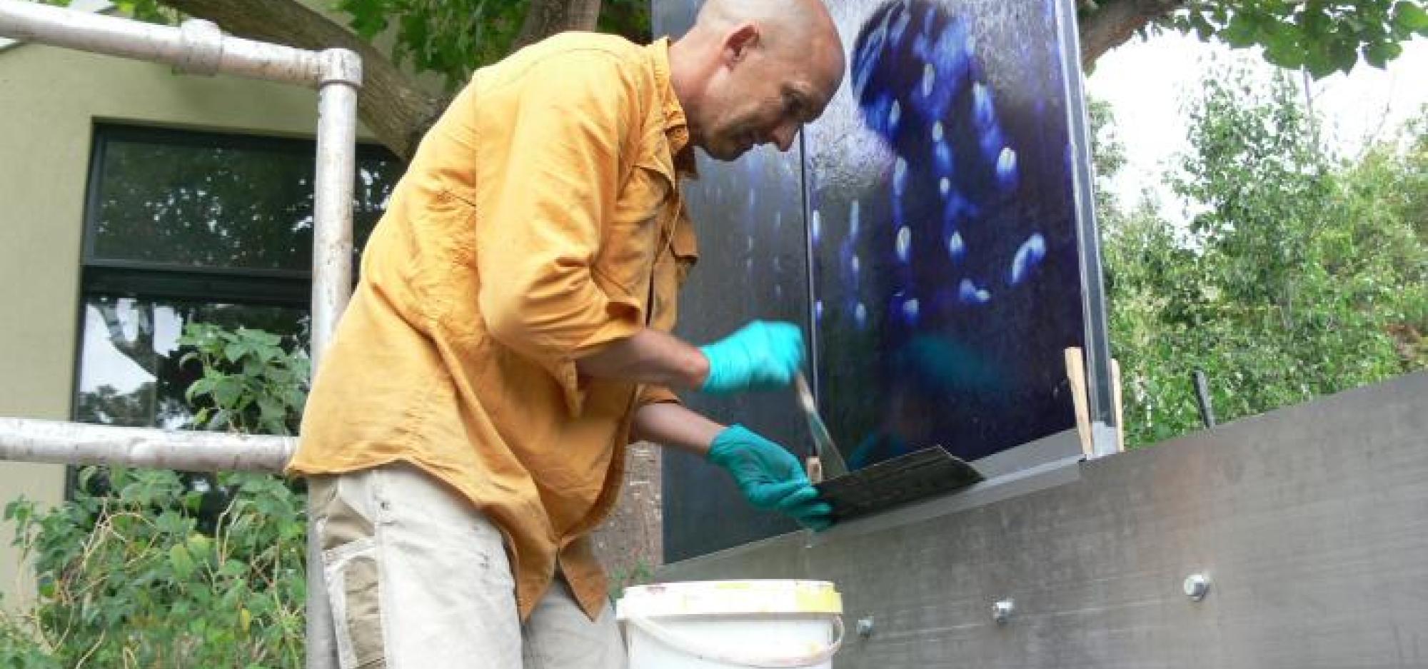 Building the sculpture "Transparent Sea"