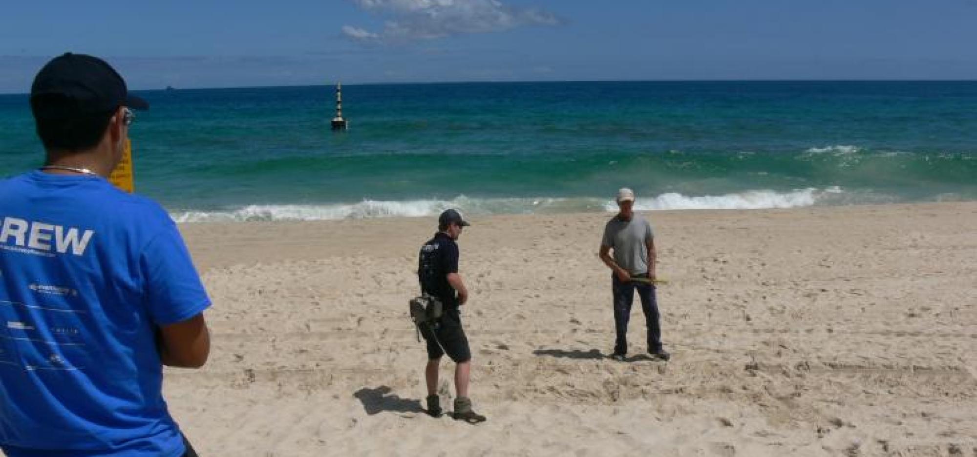 Installing the sculpture "Transparent Sea"