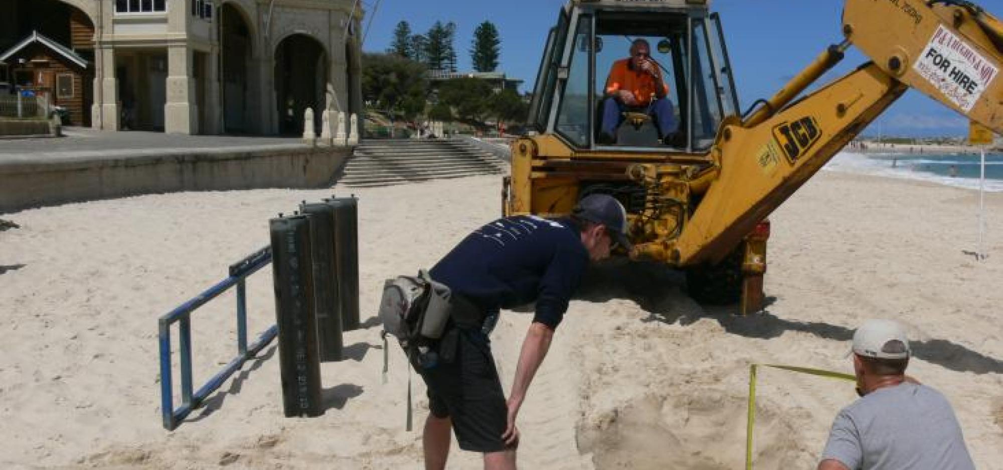 Installing the sculpture "Transparent Sea"