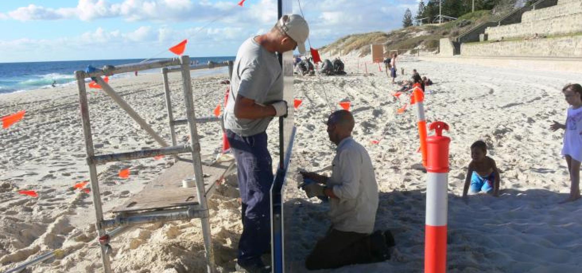 Installing the sculpture "Transparent Sea"