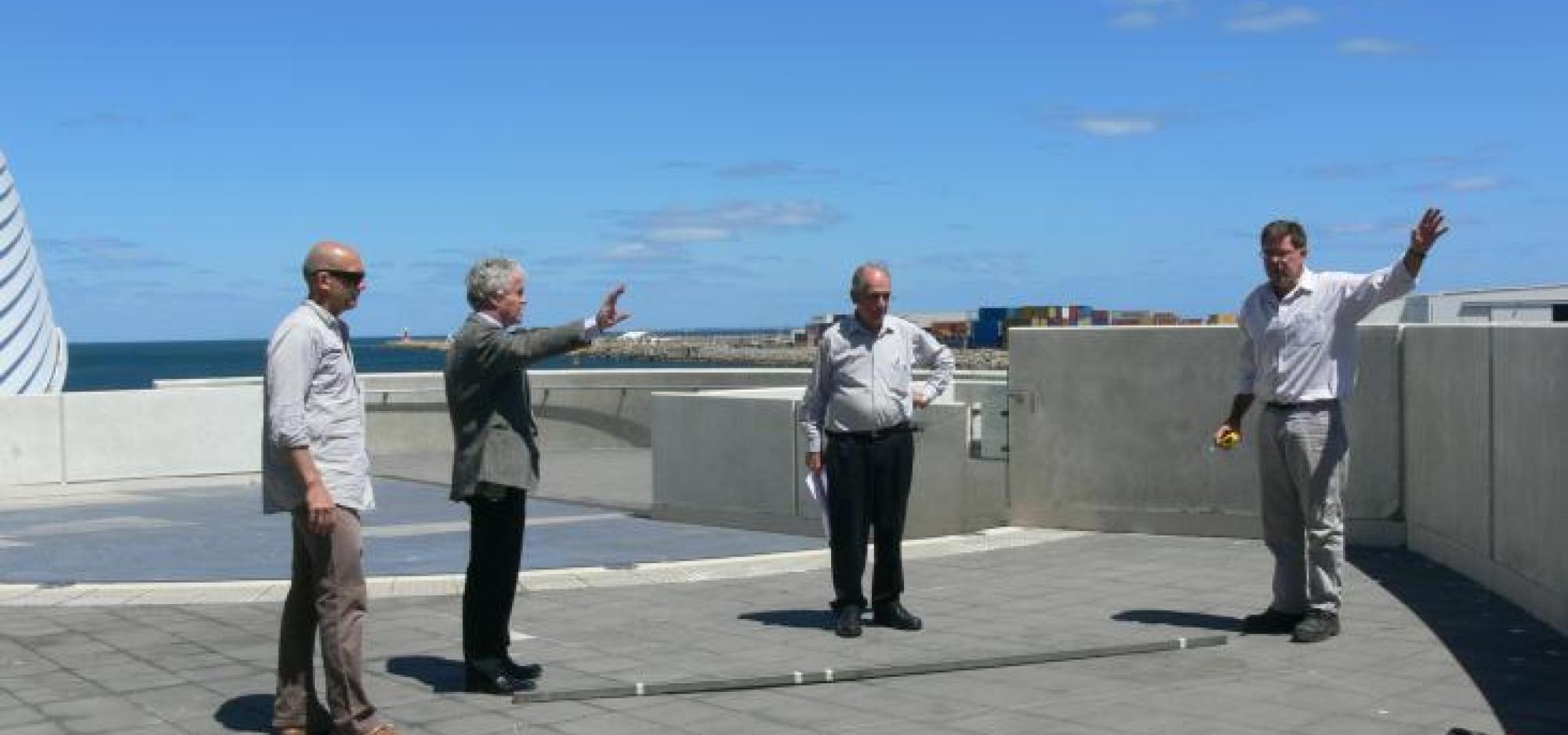 Installing the sculpture "Transparent Sea" at the Maritime Museum