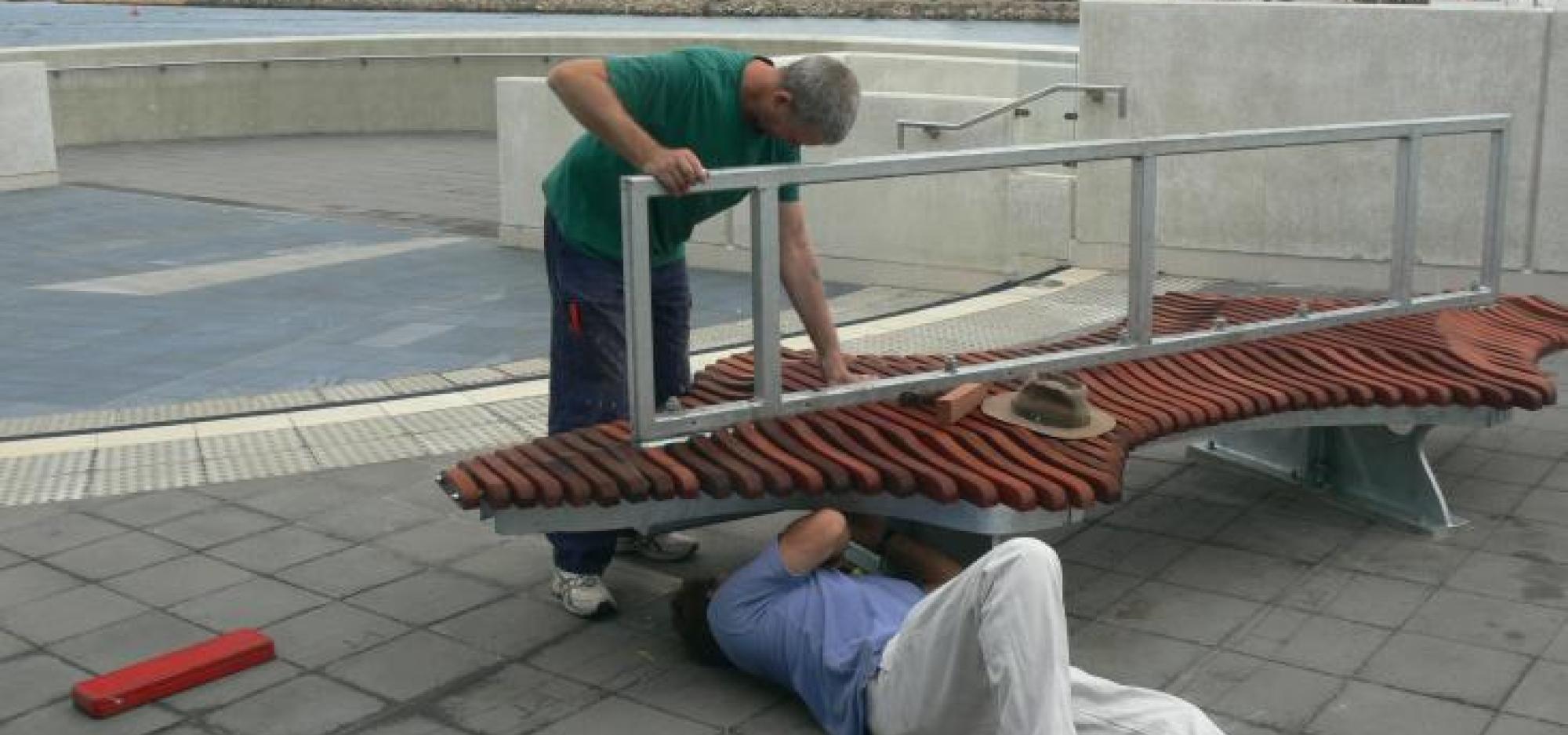 Installing the sculpture "Transparent Sea" at the Maritime Museum