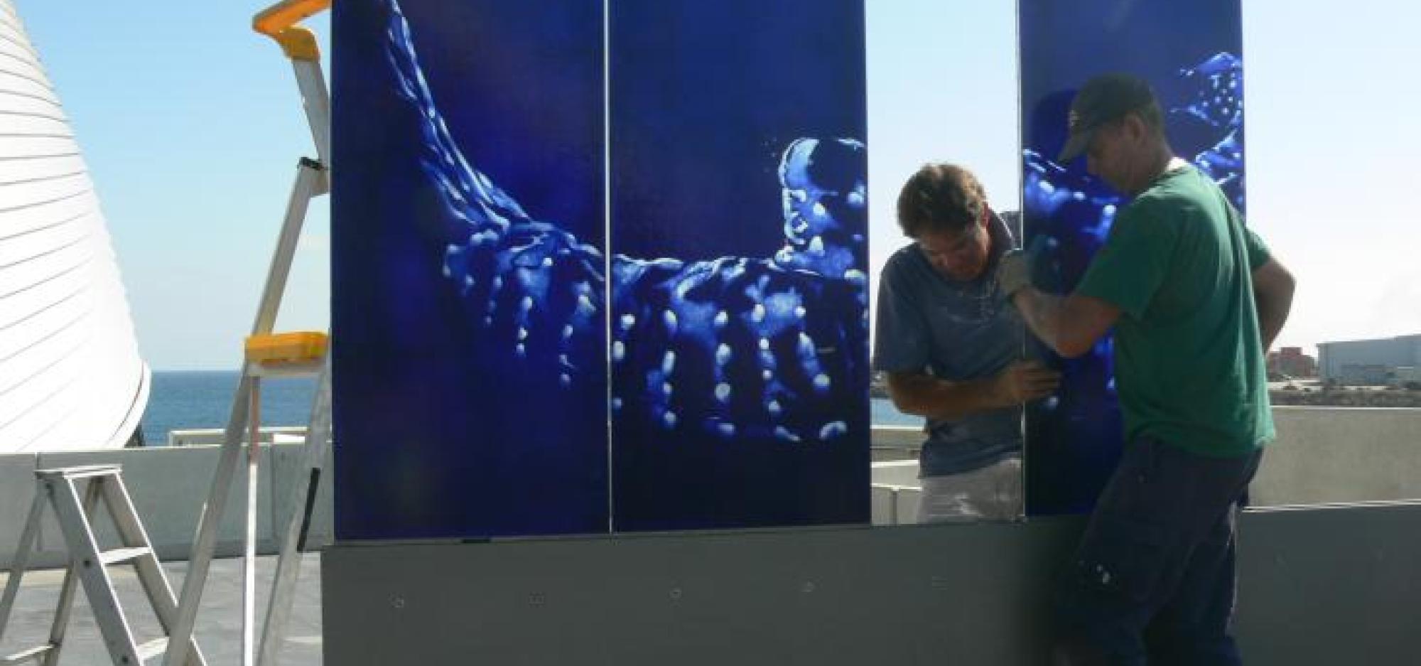 Installing the sculpture "Transparent Sea" at the Maritime Museum