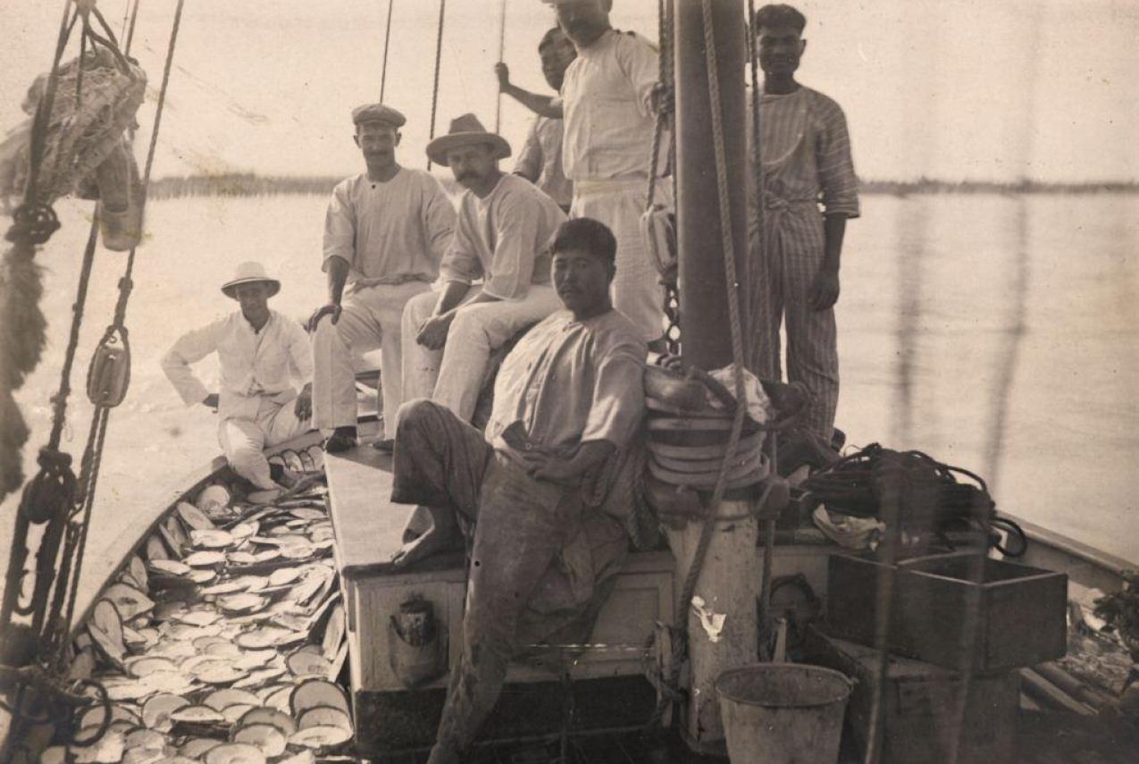 The crew of a pearl lugger, Broome, c. 1900–20