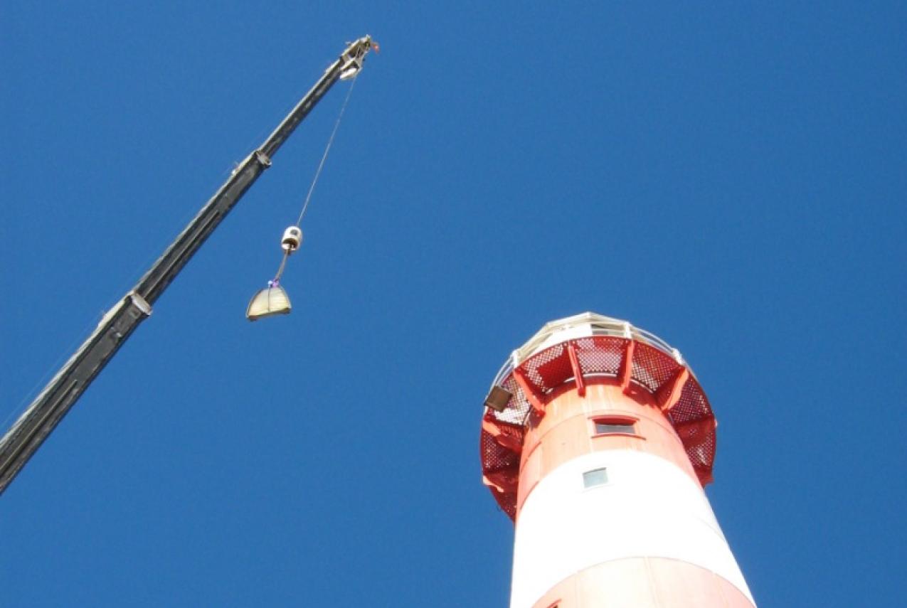 A crane removing the lens from the Port Moore lighthouse