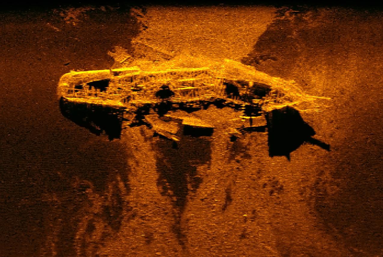Sonar image of large iron wreck
