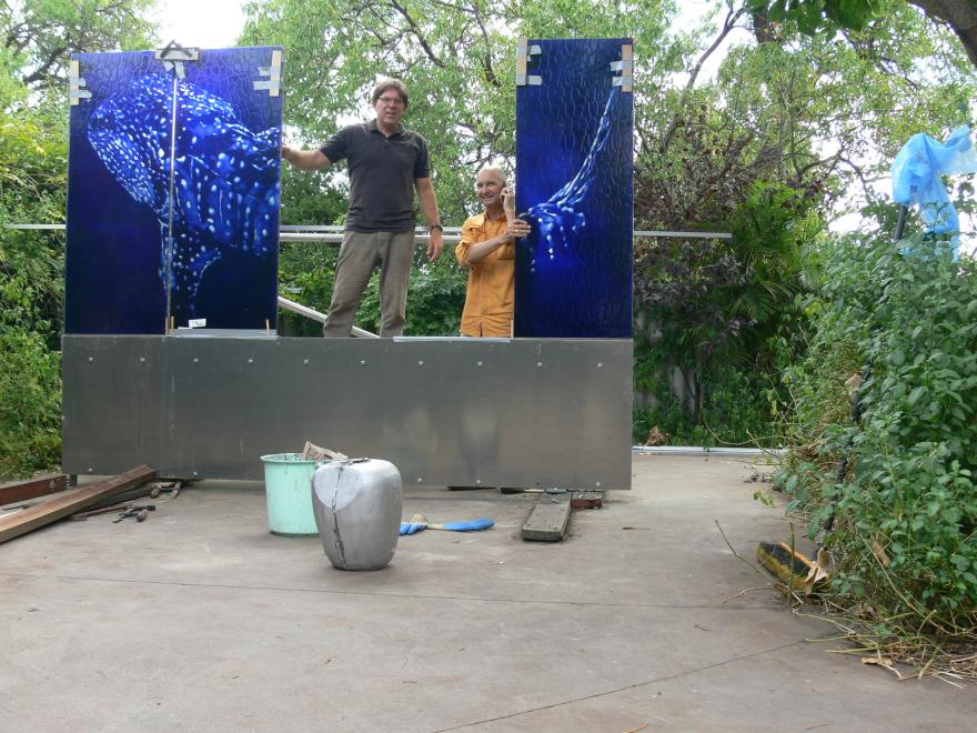 People building the sculpture "Transparent Sea" in a glass workshop