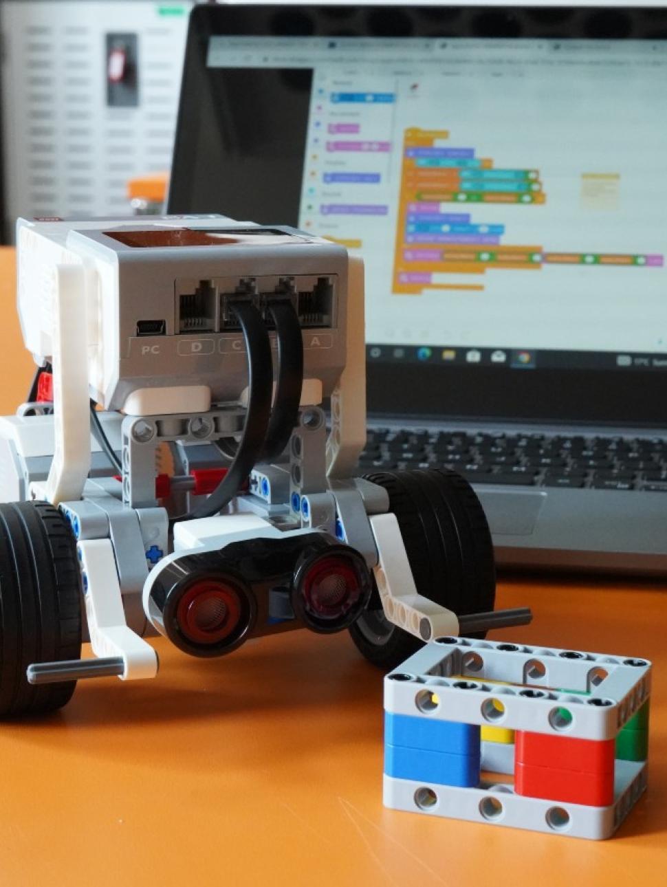 EV3 Robot and laptop in learning studio