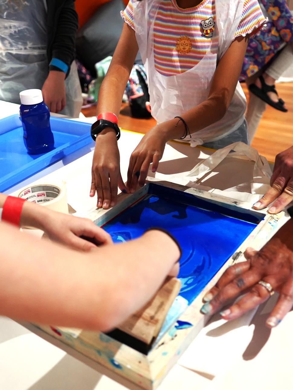 children doing a blue screen print