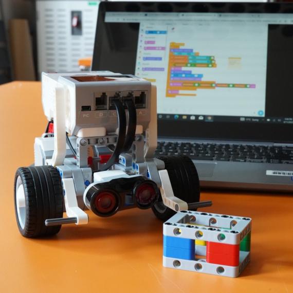 EV3 Robot and laptop in learning studio 