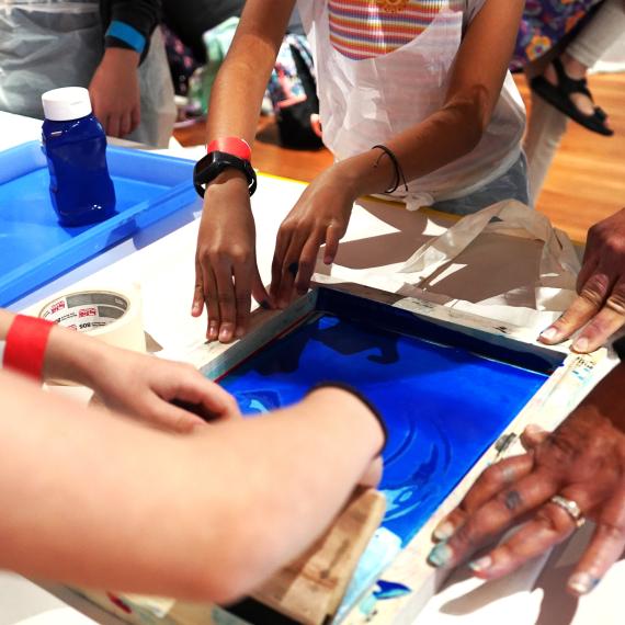 children doing a blue screen print